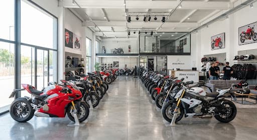 Interior del showroom con motos en exhibición — imagen de referencia Stitch